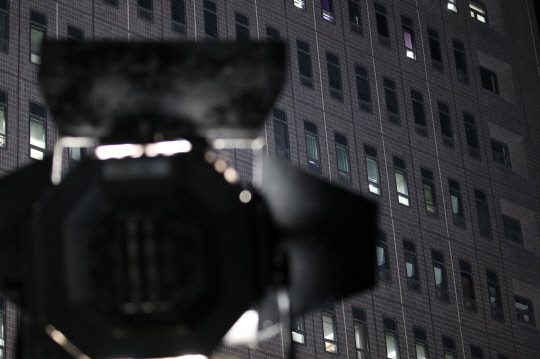 14일 오후 뇌물수수·횡령·조세포탈 등 혐의를 받는 이명박 전 대통령이 조사받고 있는 서울 서초구 서울중앙지검에 긴장이 감돌고 있다.